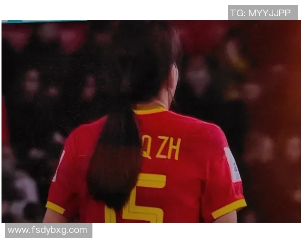 国足球迷泪洒赛场心碎瞬间展现中国足球的悲情与希望